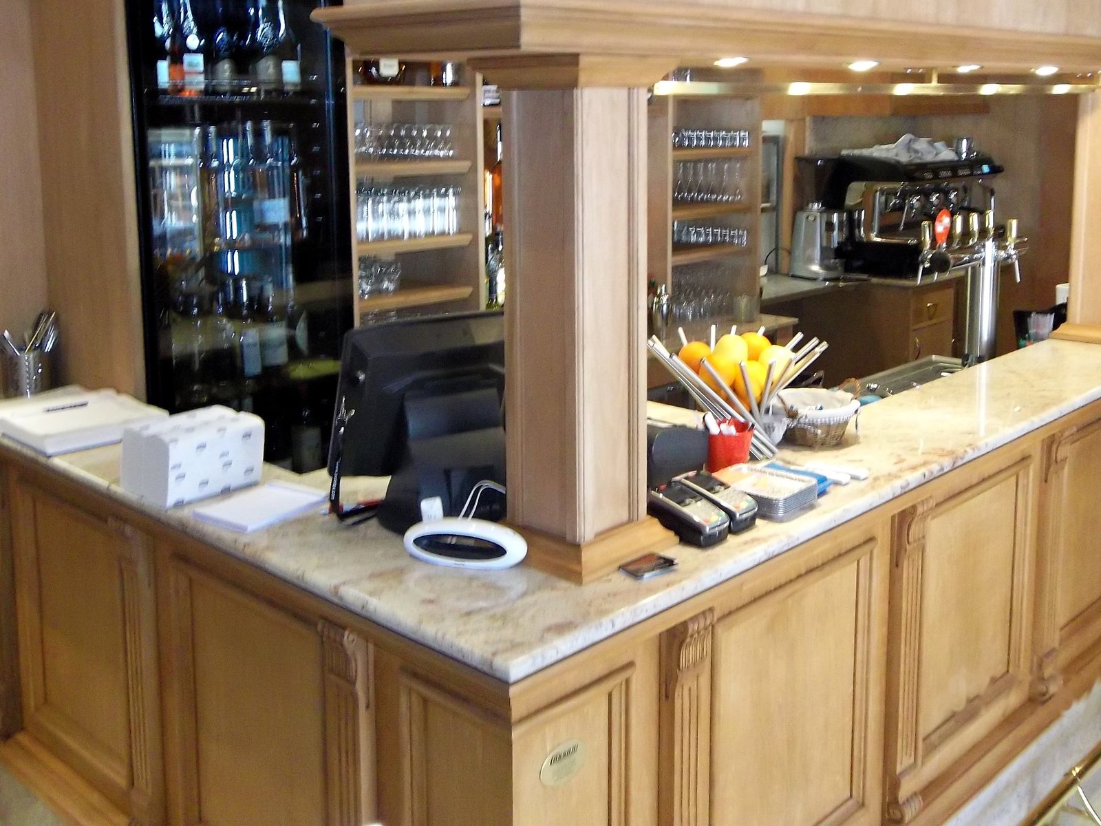 Il bancone bar di Le Safranier realizzato da Cassani SRL